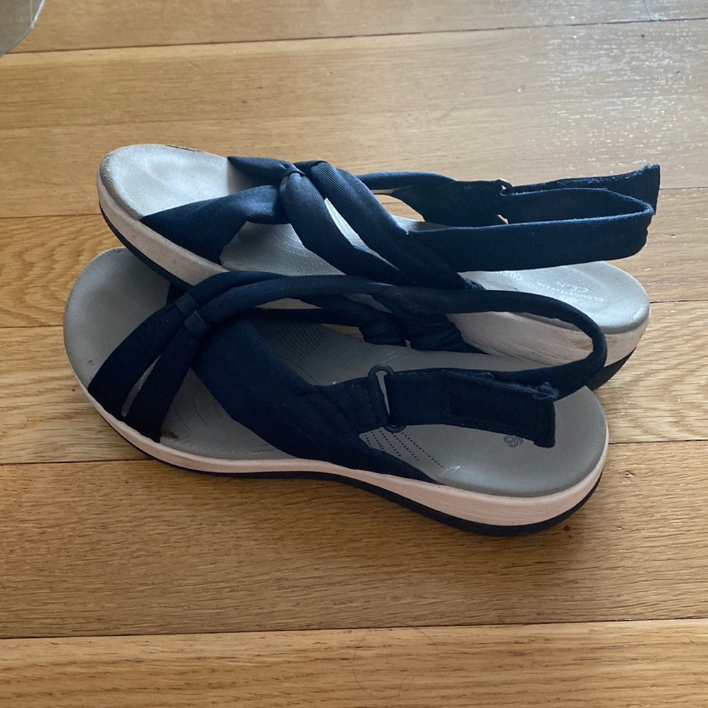 Clarks woman’s adjustable striped on back - Picture 2 of 4